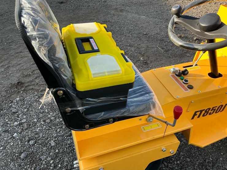 #1251-•-unused-future-ft850-ride-on-roller-image-17