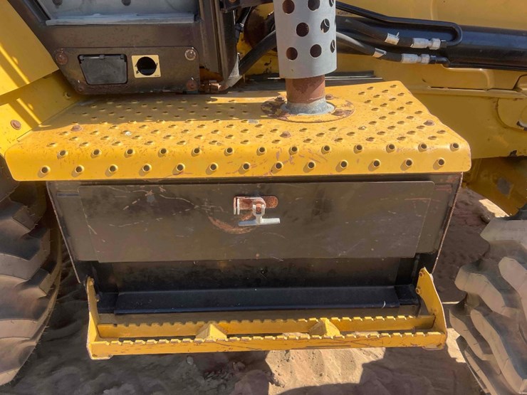 2020-caterpillar-416-image-21