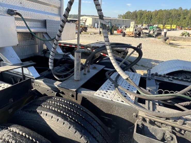 #4766-•-2010-freightliner-cascadia-day-cab-tri-axle-heavy-image-7