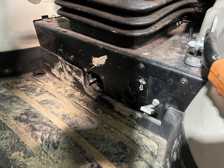 2020-john-deere-3046r-image-25