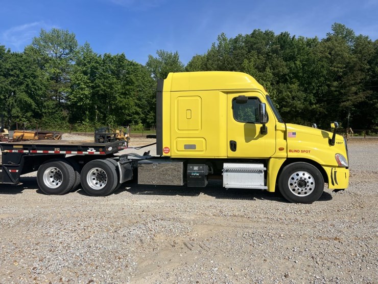 #2881-•-2018-freightliner-ca125slp-mid-roof-sleeper-truck-image-12