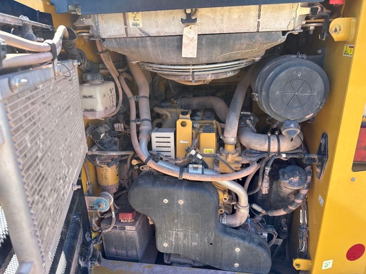 2022-caterpillar-246d3-image-15