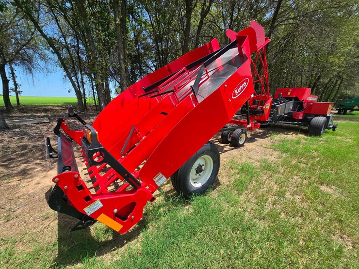 kuhns-ae10-small-square-bale-accumulator---10-bale-efficient-handling-system-image-6