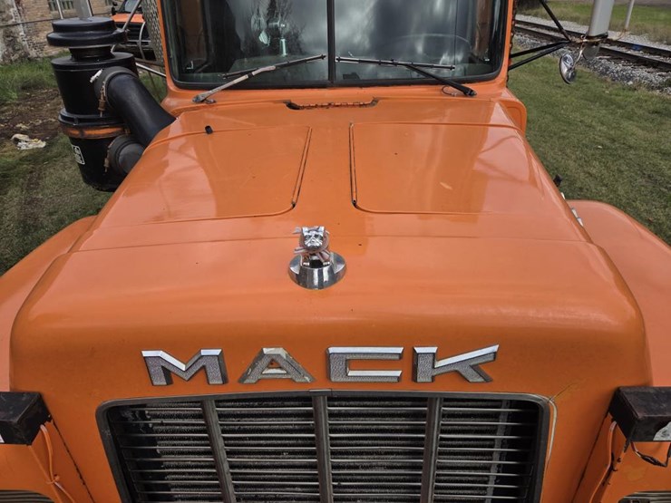 1989-mack-rd690s-image-21