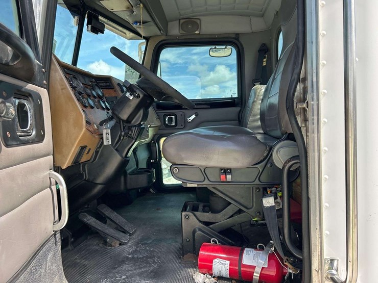 2009-peterbilt-335-image-15