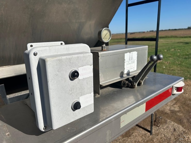 2011-mack-tender-truck-w/adams-rear-discharge-bed-auger-image-32