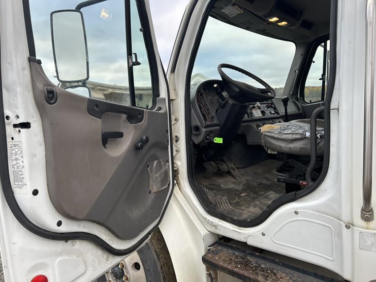 #5016-•-2008-freightliner-business-class-m2-cab-chassis-image-40