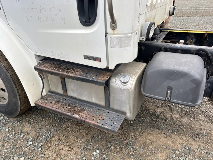 #5016-•-2008-freightliner-business-class-m2-cab-chassis-image-27