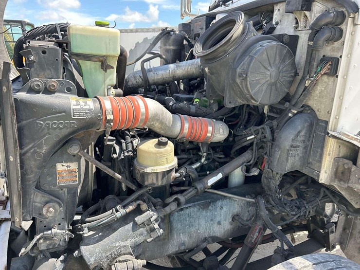 2009-peterbilt-335-image-7