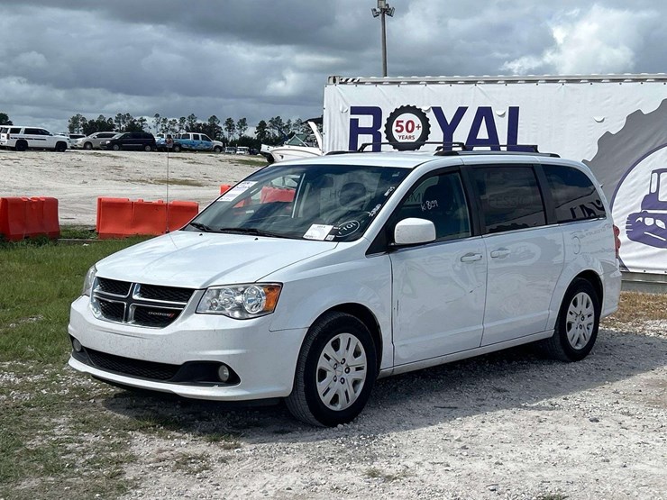 2019-dodge-grand-caravan-sxt-image-1