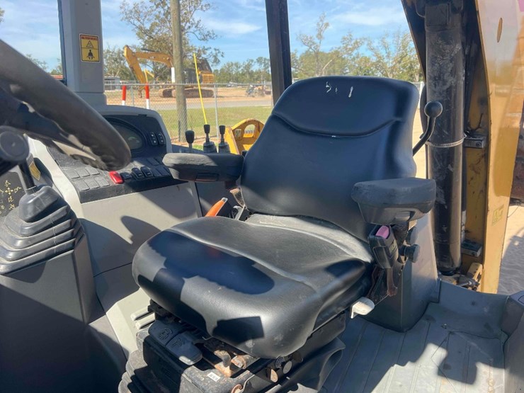 2020-caterpillar-416-image-31