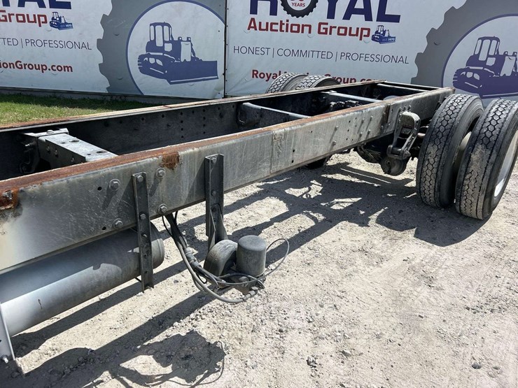 2009-peterbilt-335-image-9