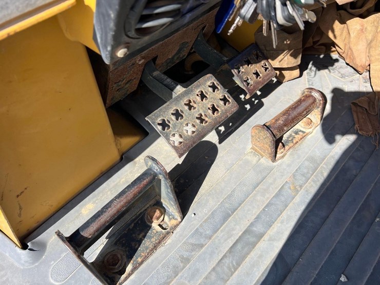 2003-caterpillar-d3g-xl-image-38