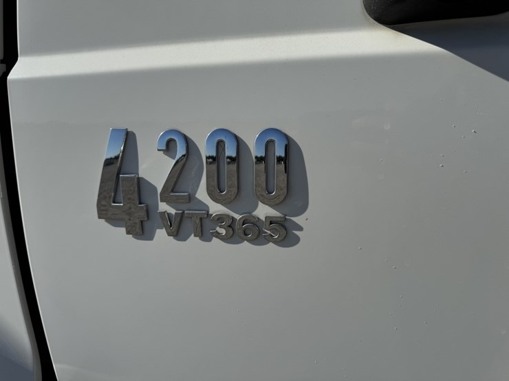 2004-international-durastar-4200-image-4