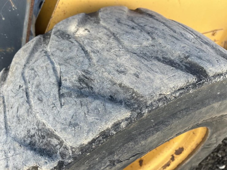 2016-deere-326e-image-54