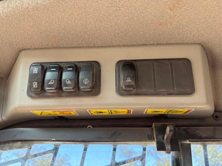 2022-caterpillar-246d3-image-27