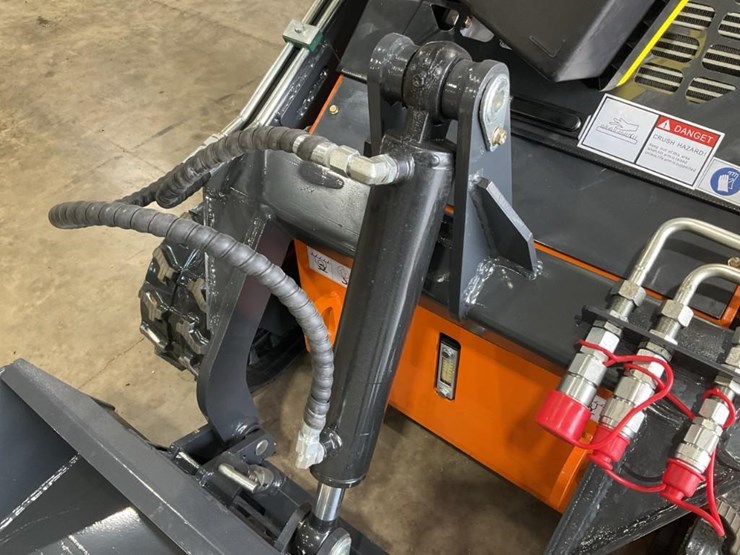 #1002-•-new-land-hero-ldh-t460-mini-track-skid-steer-loader-image-9