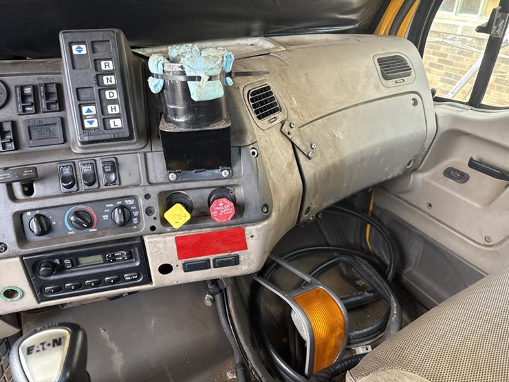 2001-caterpillar-c12-image-45