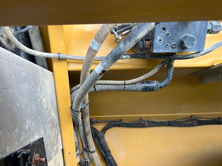 2019-terragator-7300-spinner-truck-image-66