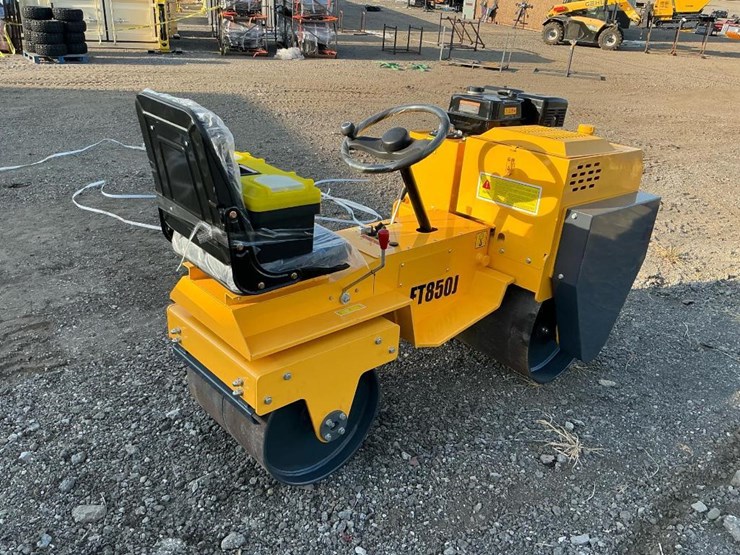 #1251-•-unused-future-ft850-ride-on-roller-image-5