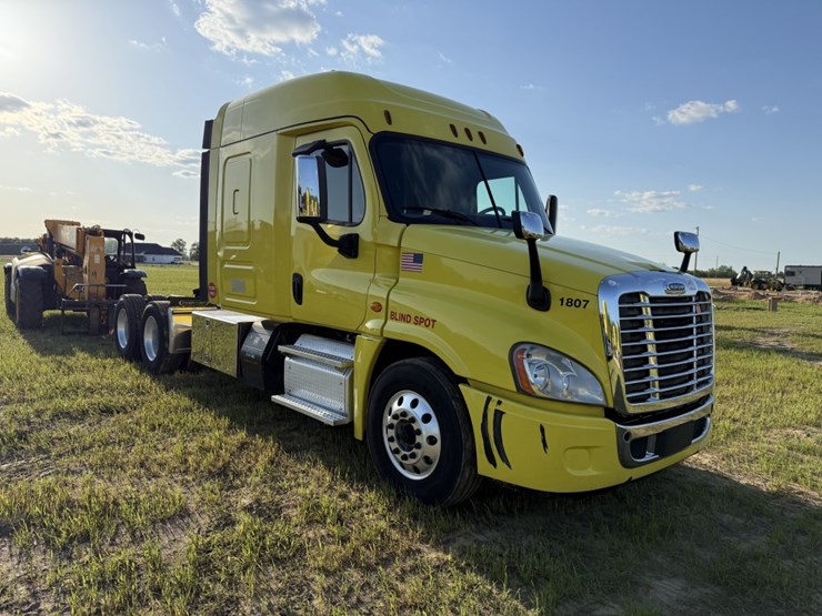 #2881-•-2018-freightliner-ca125slp-mid-roof-sleeper-truck-image-3