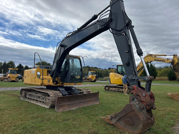 2011-deere-120d-image-3