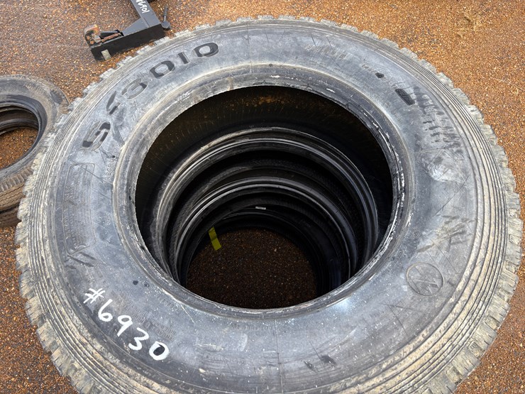#6930-•-(4)-11r22.5-truck-tires-image-2