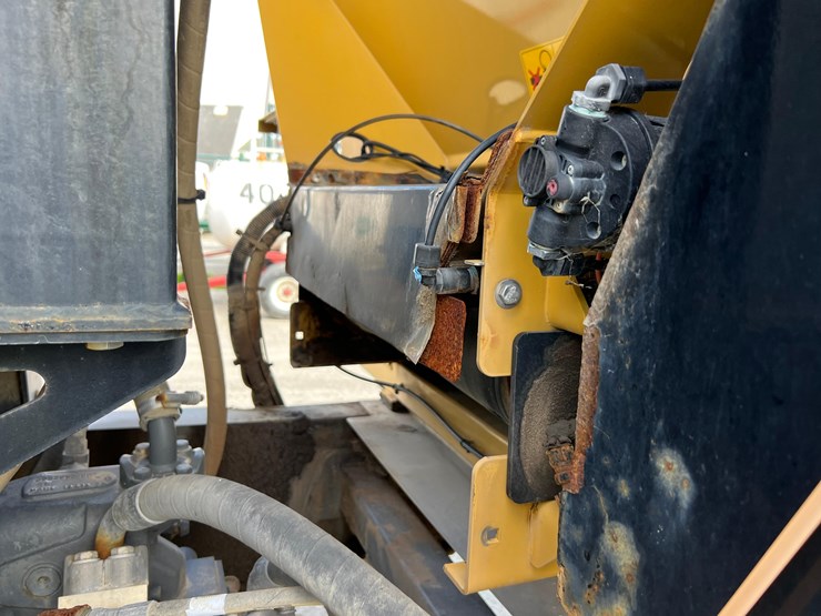 2019-terragator-7300-spinner-truck-image-76