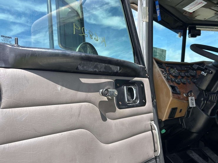 2009-peterbilt-335-image-14