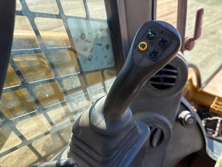 2022-caterpillar-246d3-image-29