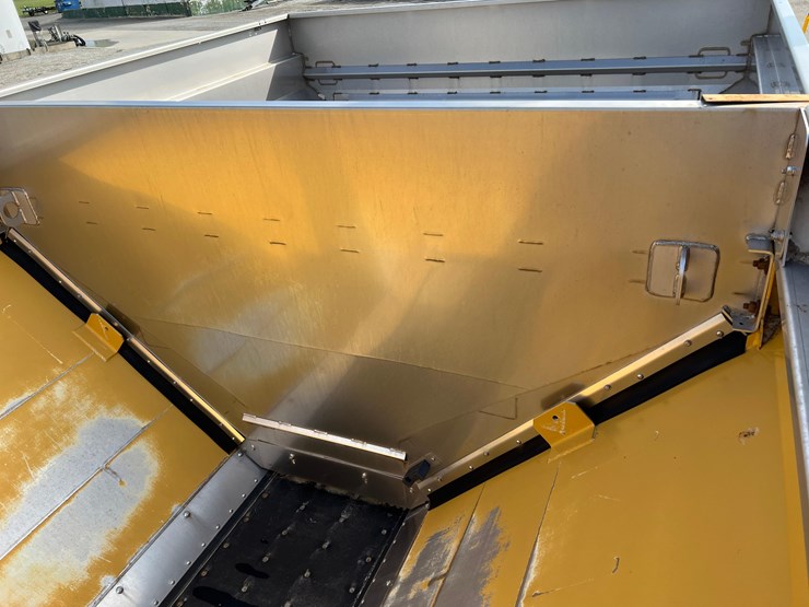 2019-terragator-7300-spinner-truck-image-81