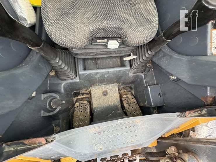 2015-deere-326e-image-13