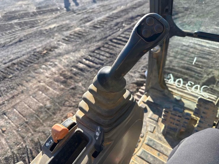 2015-case-cx300c-image-31