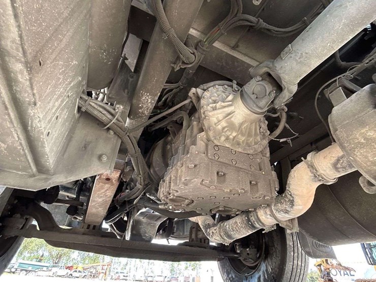 2009-peterbilt-335-image-13