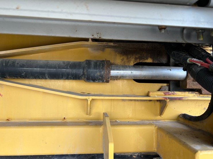 2019-terragator-7300-spinner-truck-image-38