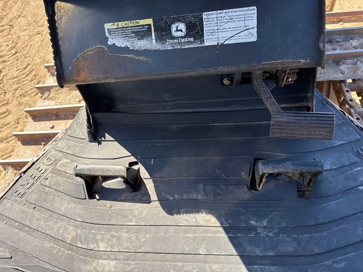 2006-deere-650j-xlt-image-30