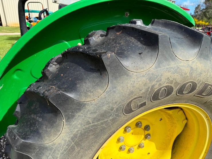2015-john-deere-5065e-image-16