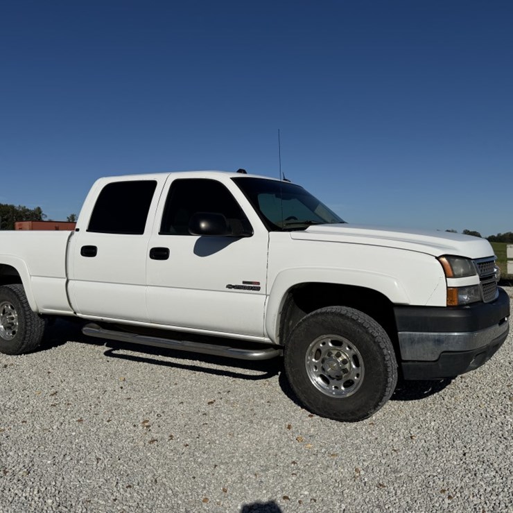 #13960 • 2005 Chevy 2500 HD Crew Cab Truck
