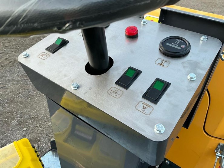 #1250-•-unused-future-ft1000-ride-on-roller-image-22