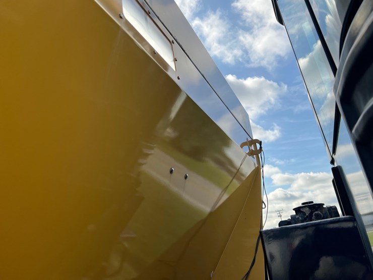 2019-terragator-7300-spinner-truck-image-34