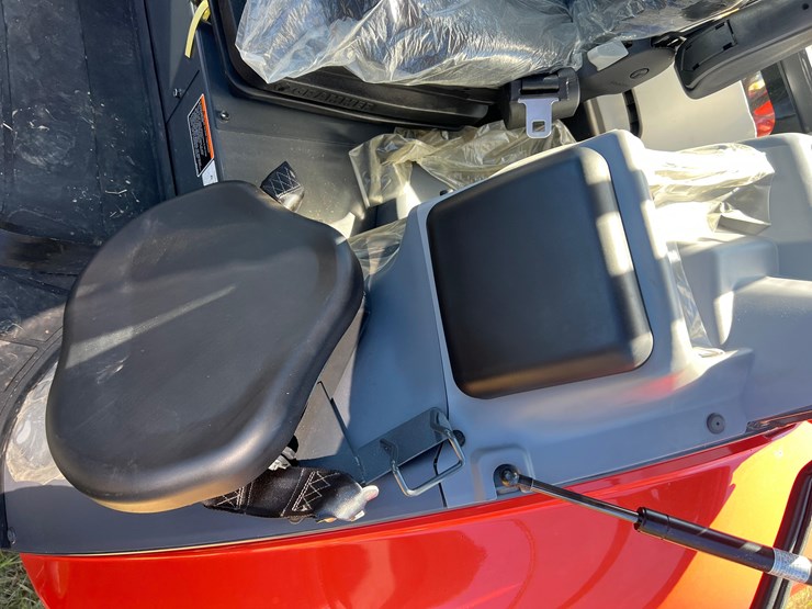 2023-kubota-m4-061-deluxe-mfwd-utility-tractor-with-la1154-front-loader-image-27