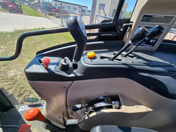 2025-mahindra-6075-image-57