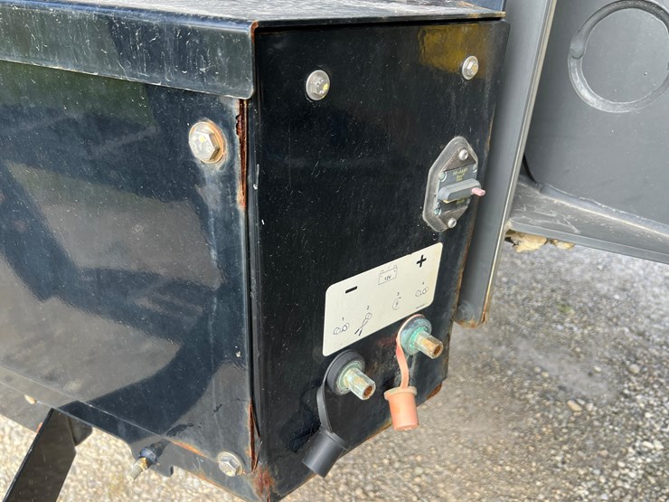 2019-terragator-7300-spinner-truck-image-73