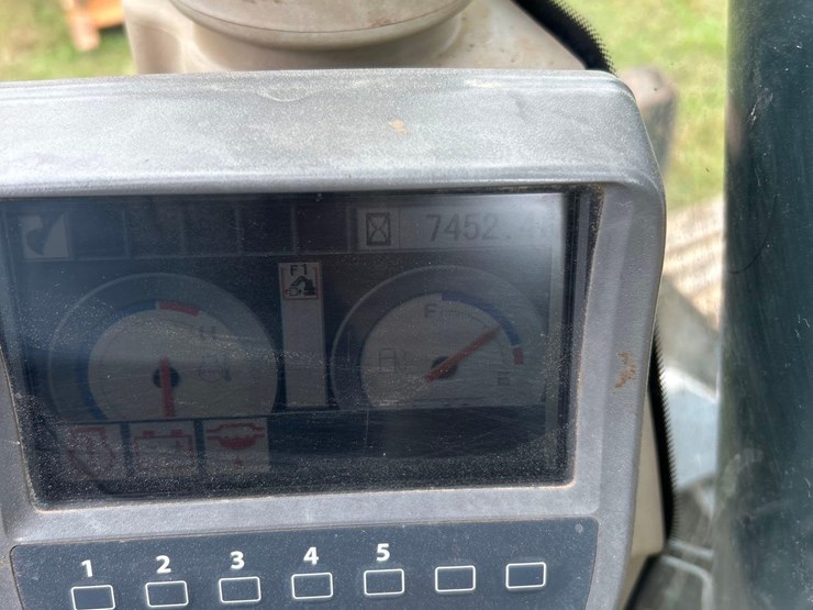 2011-deere-120d-image-28