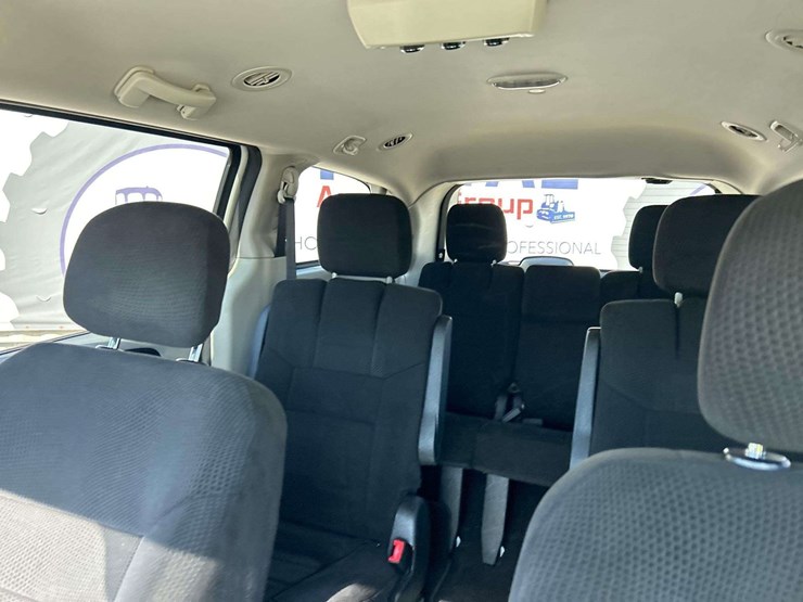 2012-dodge-grand-caravan-sxt-image-19