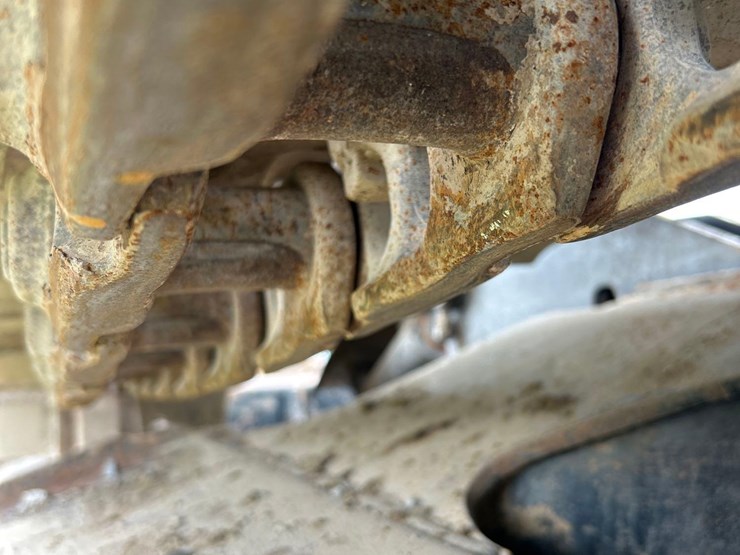 2011-deere-120d-image-11