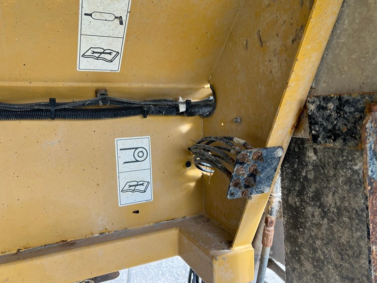 2019-terragator-7300-spinner-truck-image-60