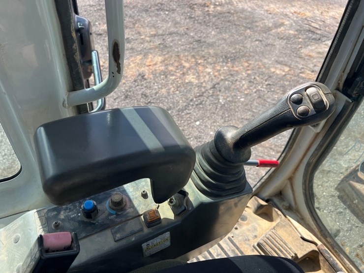 2013-takeuchi-tb235-image-30