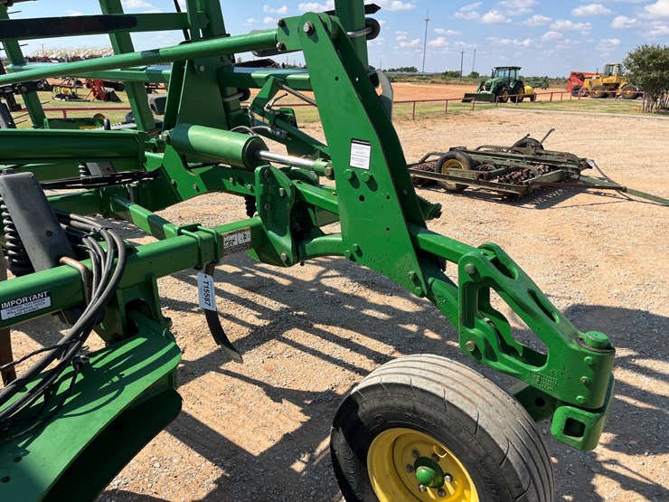 2011-john-deere-2410-image-4