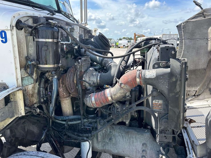 2009-peterbilt-335-image-8